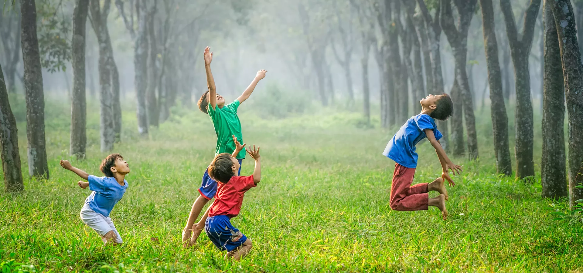 Copii jucându-se în peisaj rural românesc cu iarbă verde și case tradiționale - Asociația Rural 21